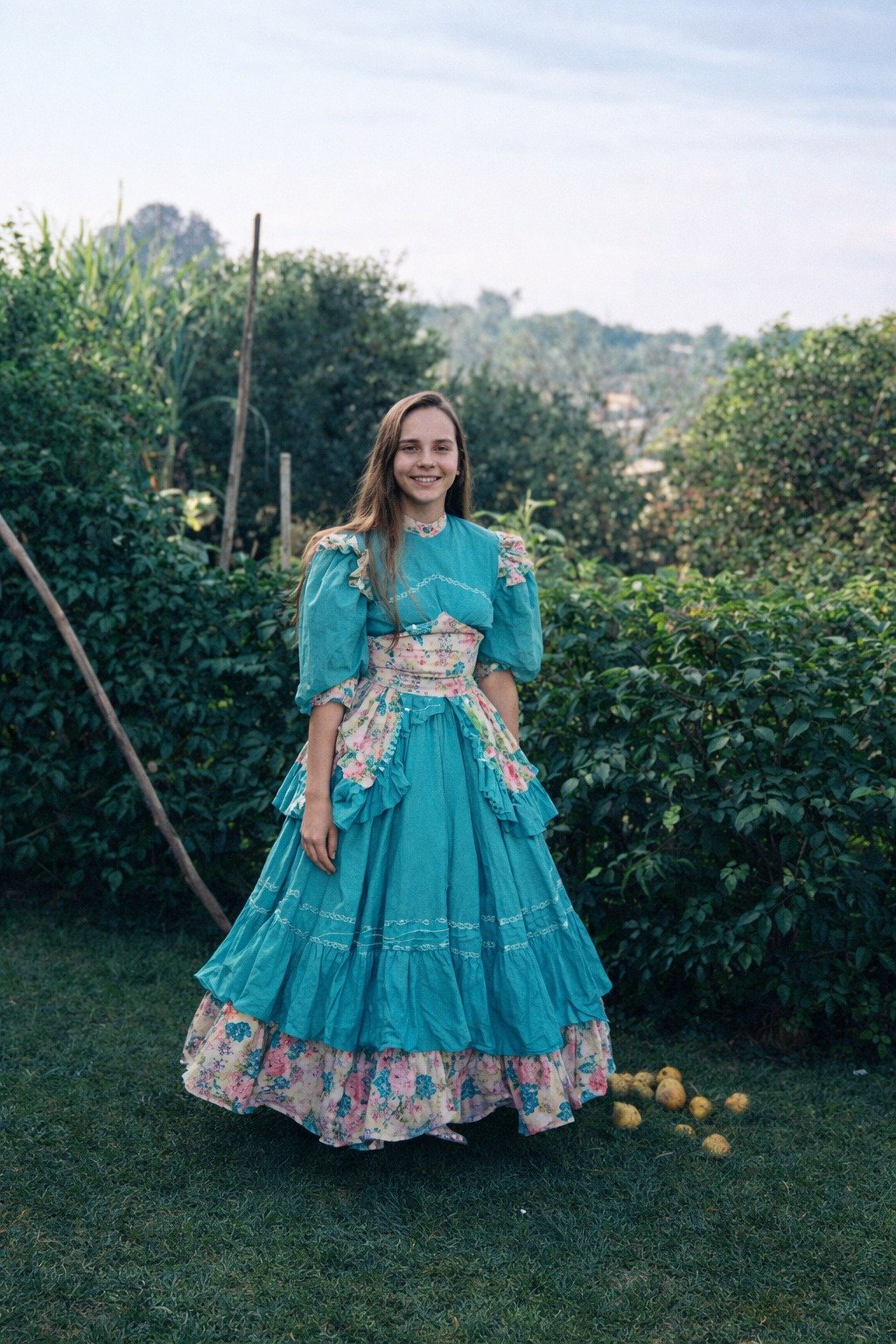 Prenda em traje floral campeiro